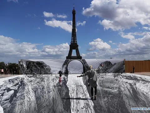 Dân Paris đổ xô check in tháp Eiffel 'dưới vực thẳm'