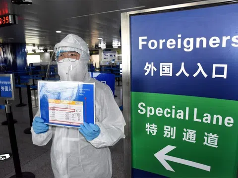 Nhân viên vệ sinh Trung Quốc đốt nhầm hộ chiếu 31 người Hàn