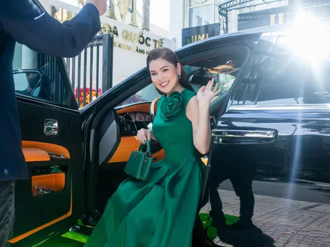 Hoa hậu Phương Lê ngồi xe Rolls Royce, đeo kim cương khủng ra mắt cơ sở kinh doanh hoành tráng