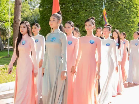 Top 38 Miss World Vietnam 2022 mặc áo dài nền nã khi đi dâng hương tại Quy Nhơn