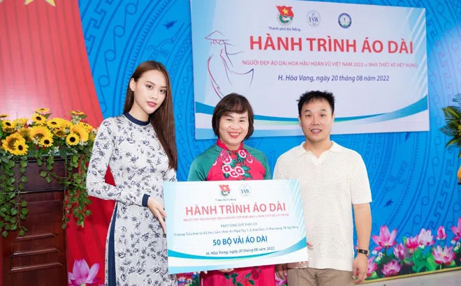 NTK Việt Hùng cùng Người đẹp Đặng Hoàng Tâm Như nối dài Hành trình Áo dài