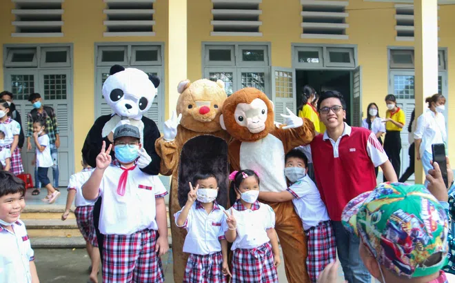 DCI Việt Nam trao học bổng cho 2000 trẻ em nghèo Bến Tre